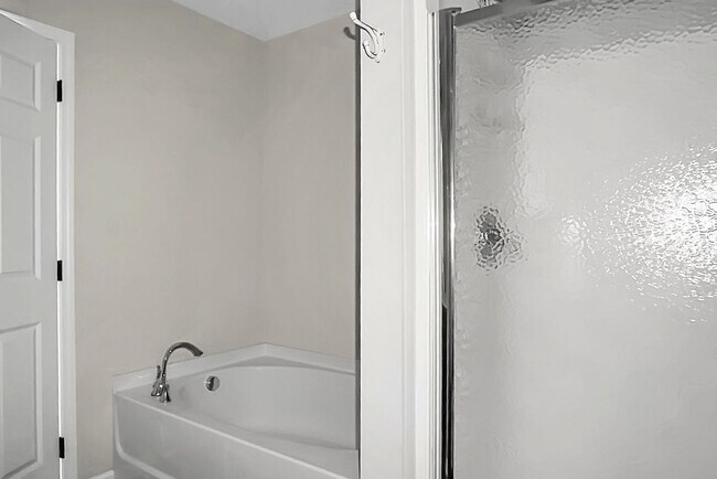 Building Photo - 3 bedroom, 2.5 Townhome