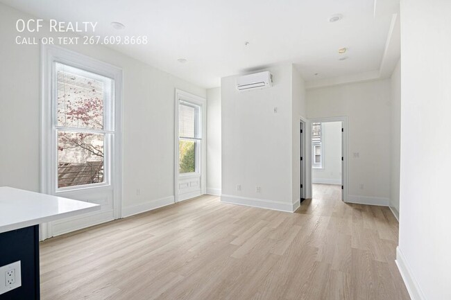 Building Photo - Modern Renovated Fairmount One Bedroom Apa...