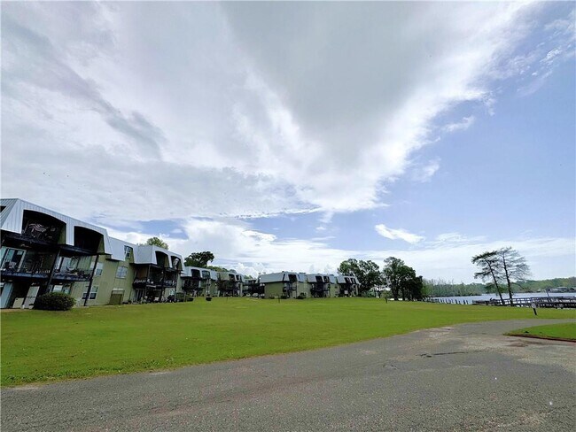 Building Photo - 207 Riverbend Dr