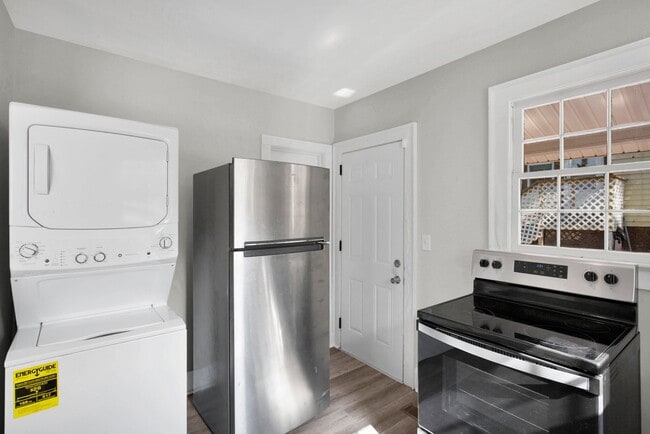 Building Photo - 216 Hawthrone