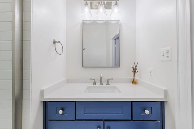 Building Photo - Beautiful historic Church Hill Rowhome for...