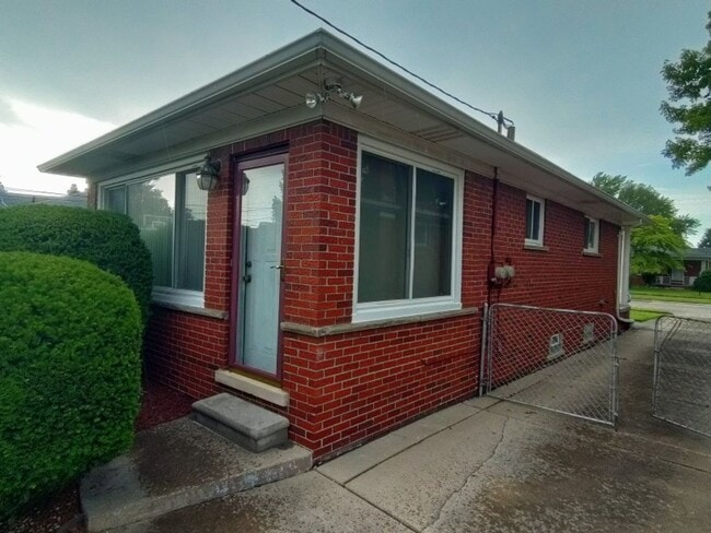 Building Photo - Beautiful, sprawling, brick ranch - $1700/mo