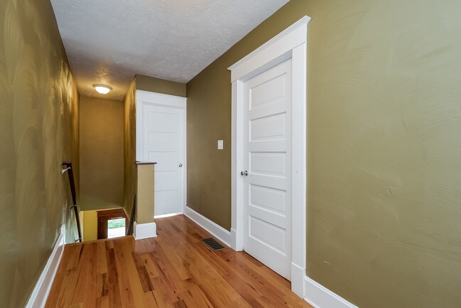 Building Photo - 227 Valley Ave NW