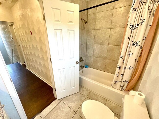 Building Photo - Charming 3-Bedroom Home with Fenced Yard i...