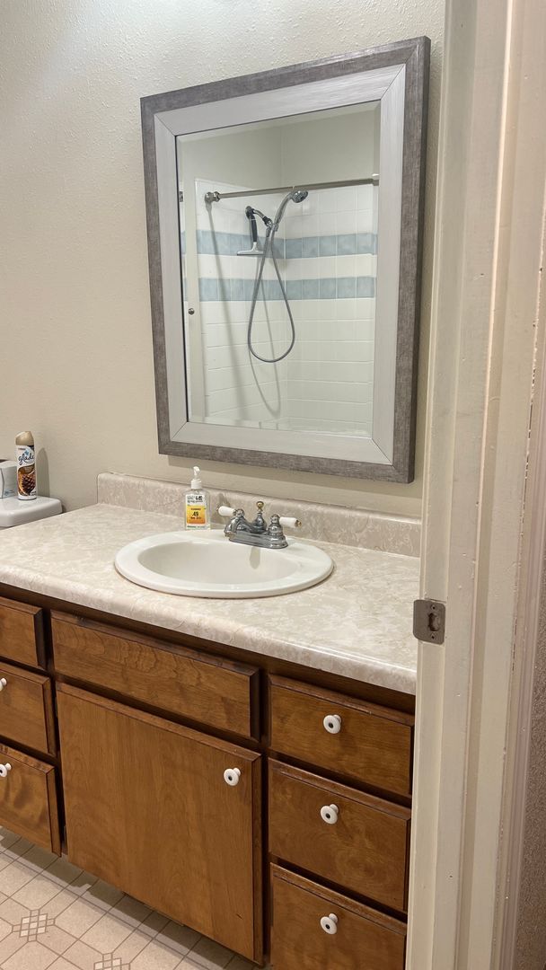 Building Photo - Two Bedroom Two bath home with attached Ga...