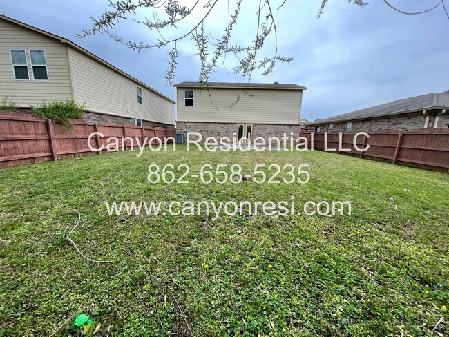 Building Photo - Great Location the spacious 3BR 3BA won't last long!