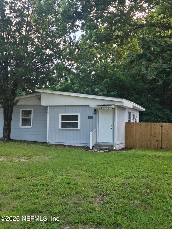 Building Photo - 3827 Eve Dr W