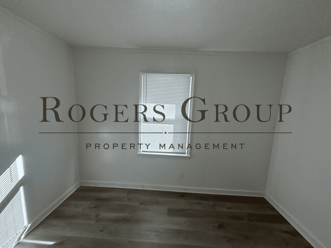 Building Photo - #450 - 807-809 Hughes St Duplex