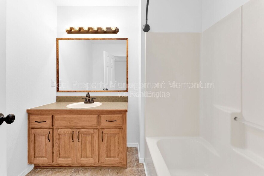 Building Photo - 882 S Hickory Ln