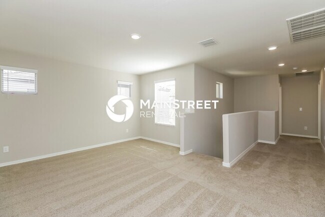Building Photo - 4 Bedroom Pet-Friendly Home in Phoenix, AZ with Main Street Renewal