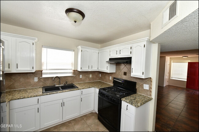 Building Photo - 12121 Tower Hill Dr