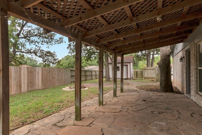 Building Photo - END OF JULY MOVE IN!!  Spacious 4 Bedroom 2 Bathroom Home with Huge Yard!