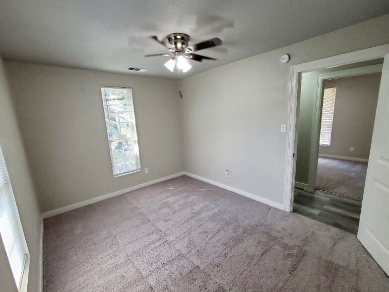 Building Photo - 1623 E Waco Ave