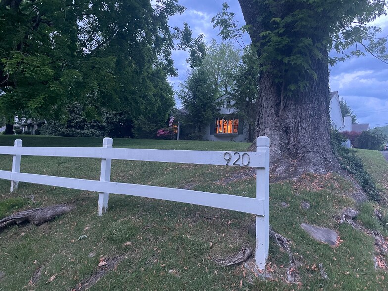 Primary Photo - 920 Riverview Dr