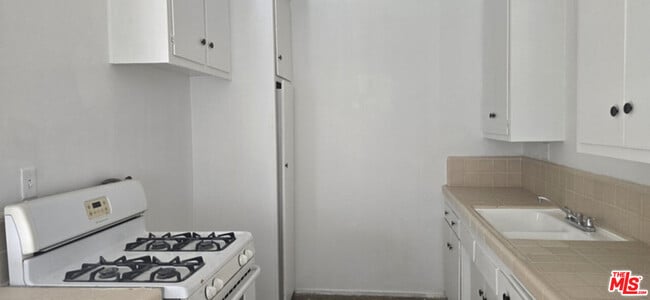 Building Photo - 2630 S La Salle Ave