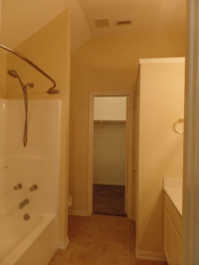 Building Photo - Carriage Point Beauty!