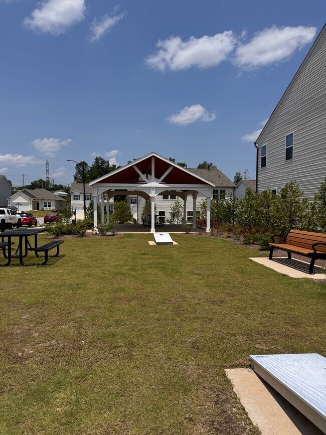 Building Photo - 3BR 2.5BA Townhome