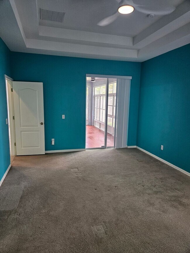 Building Photo - One-year lease starting in January, with free move-in for December.