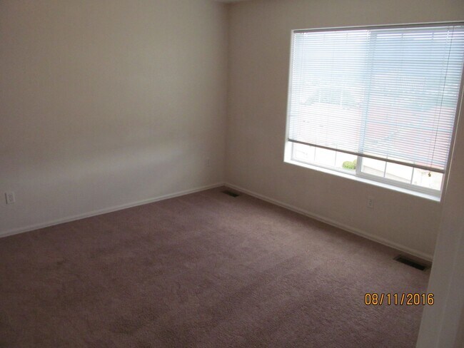 Building Photo - FEELS LIKE HOME! 2BD CONDO with MOUNTAIN VIEWS - Security Deposit Waiver Available