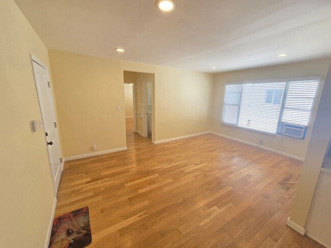 Building Photo - 5950 Carlton Way