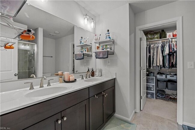 Building Photo - Luxury Living in Grassfield!