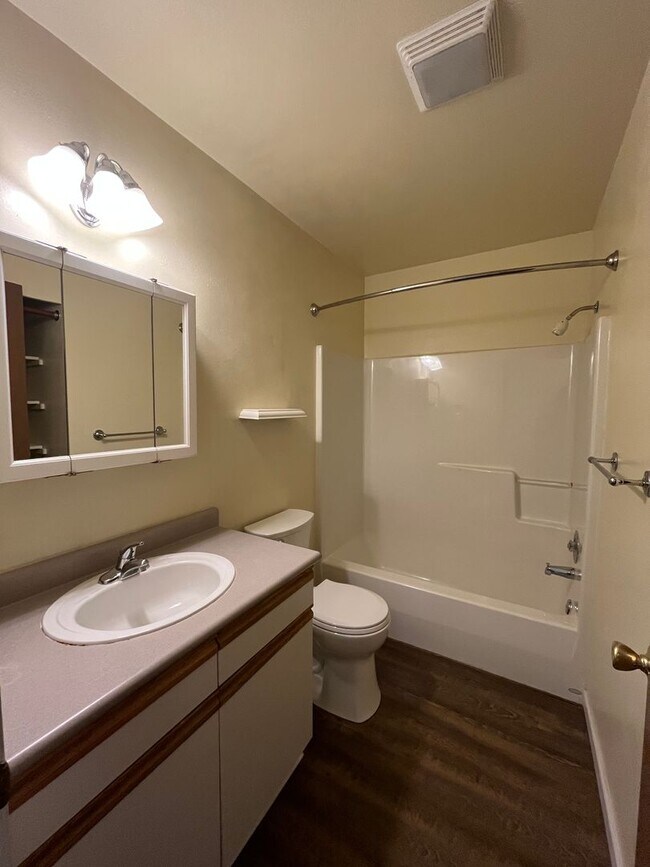 Building Photo - Spacious 3 Bedroom w/ Attached Garage