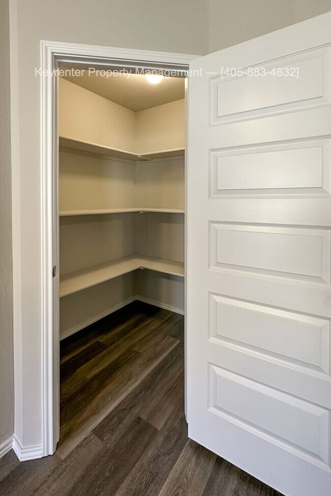 Building Photo - Gorgeous 4 Bed 2 Bath Home in Heart Of Yukon!