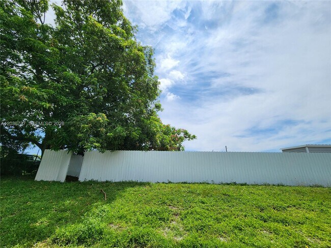 Building Photo - 721 NW 33rd Ave