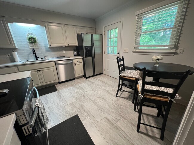 Building Photo - 2202 Idlewood Dr