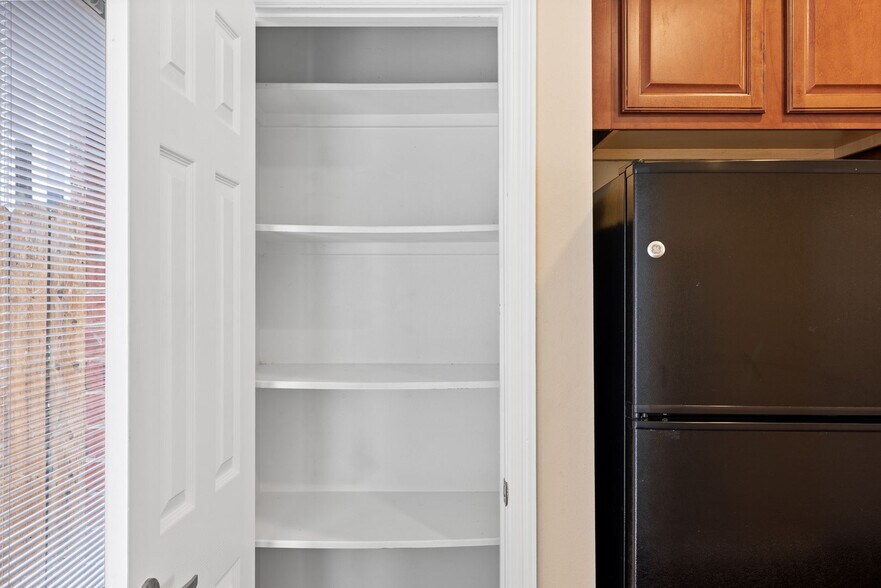 Building Photo - Lakeridge 4 bed/4bath August 2026 Move In! On Bus Route!