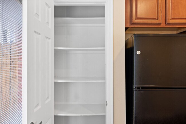 Building Photo - August 2026 Pre-Lease 4 bed Lakeridge - NO...