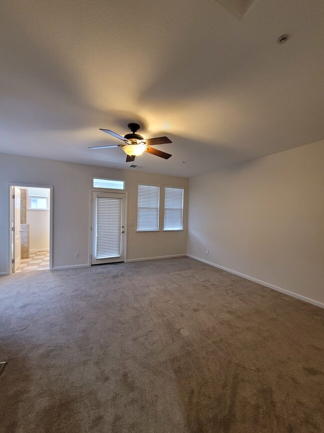 Building Photo - Beautiful 4-Bedroom Brentwood Home on Corn...
