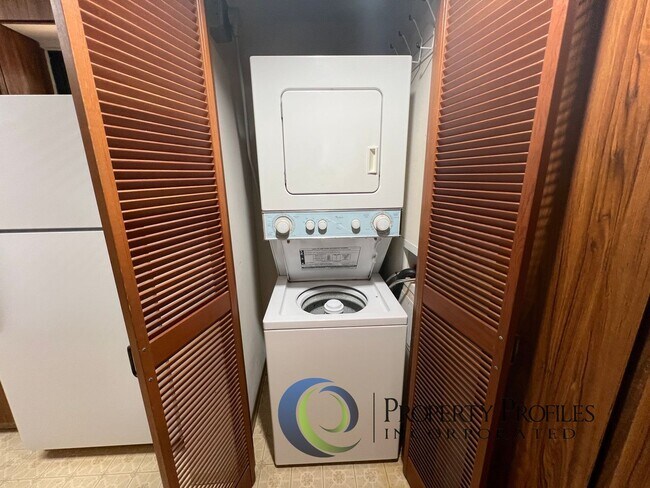 Building Photo - Country Club Plaza - 1 Bedroom 1 Bath 1 Pa...