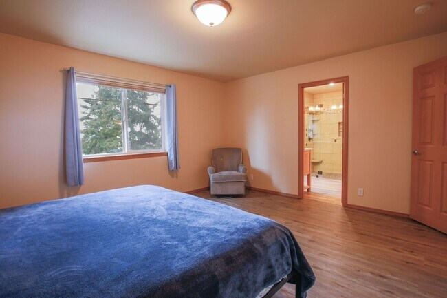 Building Photo - Beautiful Penn Cove View Home and Dog Frie...