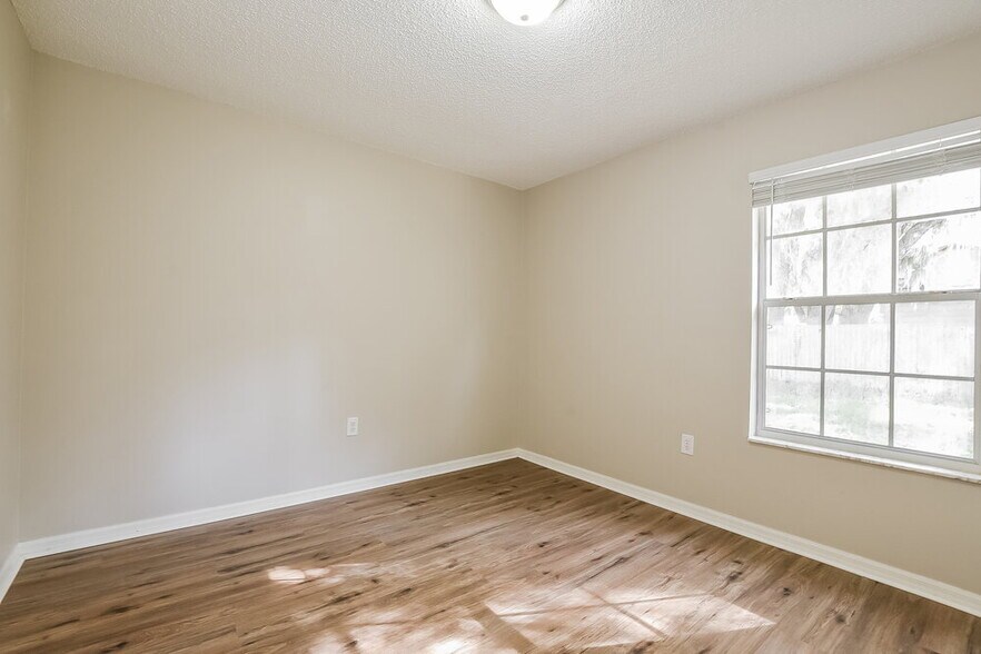 Building Photo - 3544 Lake Eleanor Dr