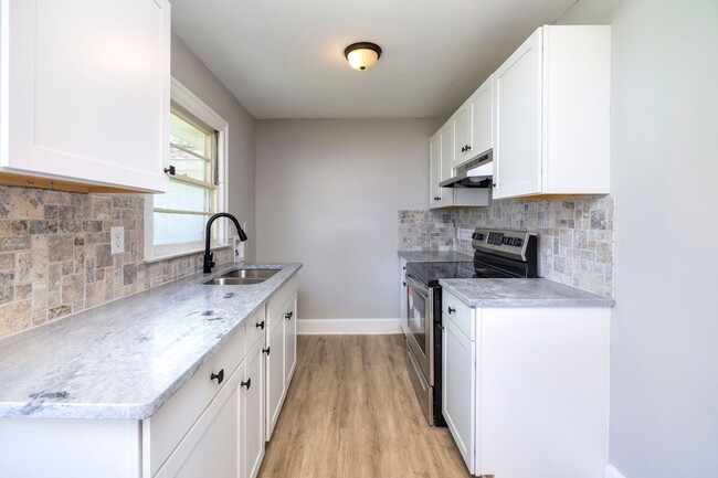 Building Photo - Beautifully Renovated 3 Bedroom Available!