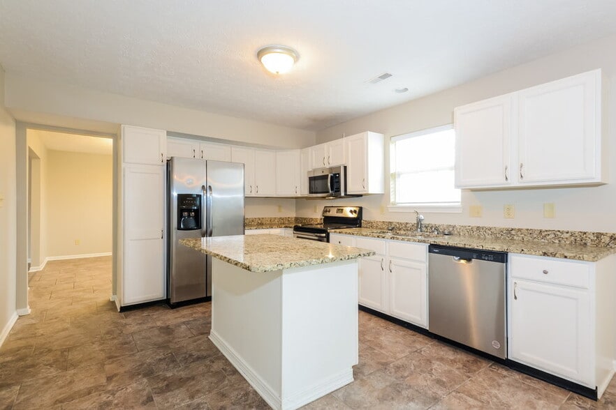 Building Photo - 8570 Eagles Nest Dr