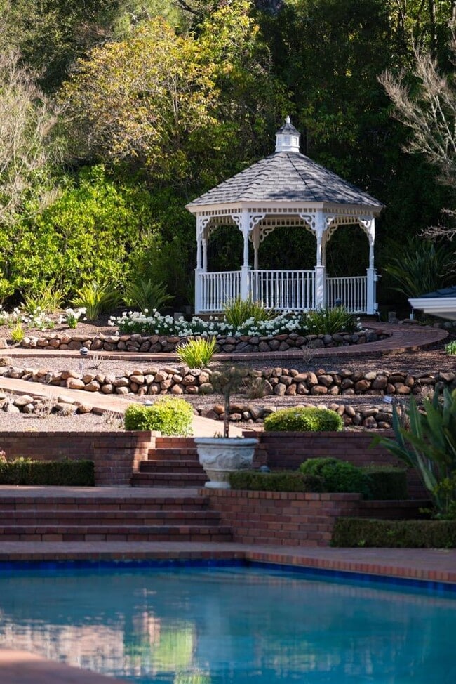 Building Photo - 10 Meadow Ln