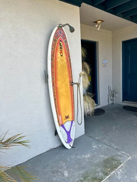 Outdoor shower. - 7006 Midnight Pass Rd