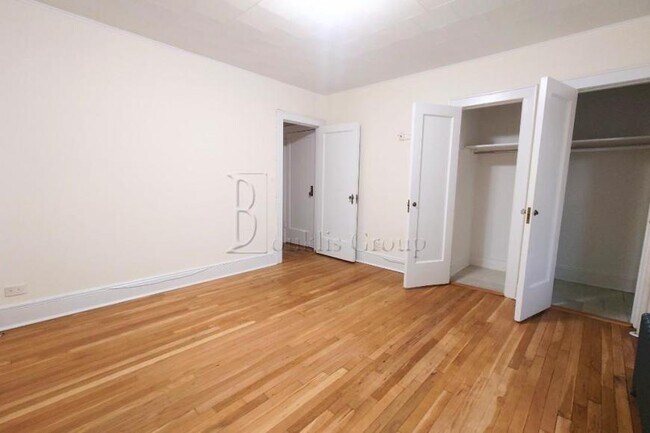 Building Photo - 3 bedroom in ASTORIA NY 11103