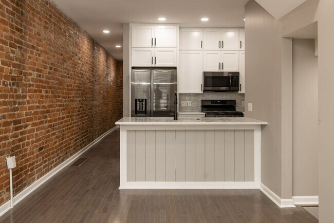 Building Photo - E 11th Ave 162-164 MLR