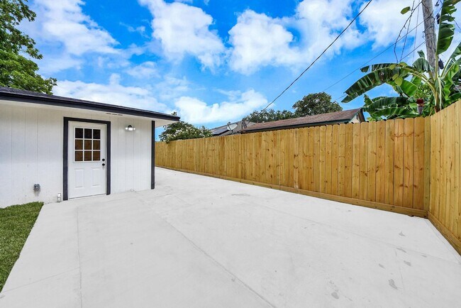 Building Photo - 1503 Locklaine Dr