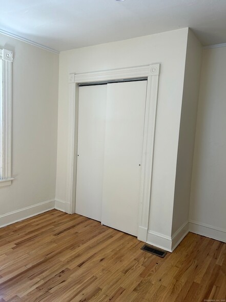 Building Photo - 182 Meadow St