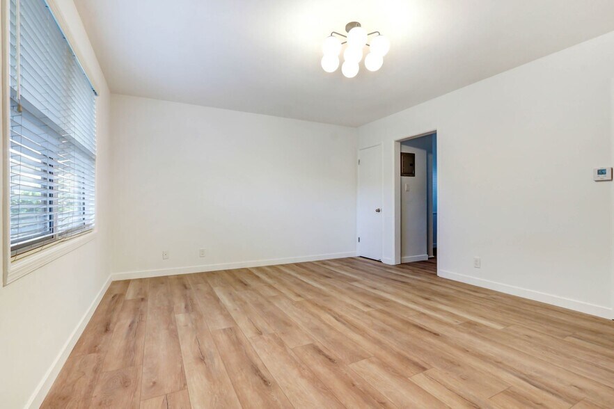 Building Photo - 300 California Ave