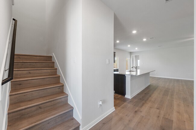 Building Photo - 1000 Camelia Grv Ct