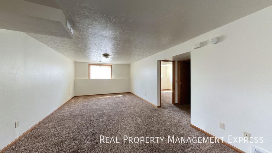 Building Photo - Prime Location 3-Bedroom Gem