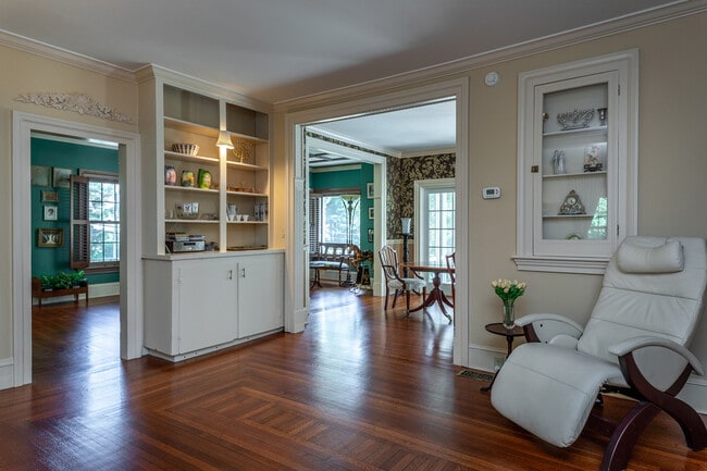 Building Photo - 267 Main St