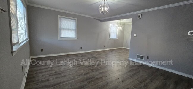 Building Photo - 1560 Riegel St