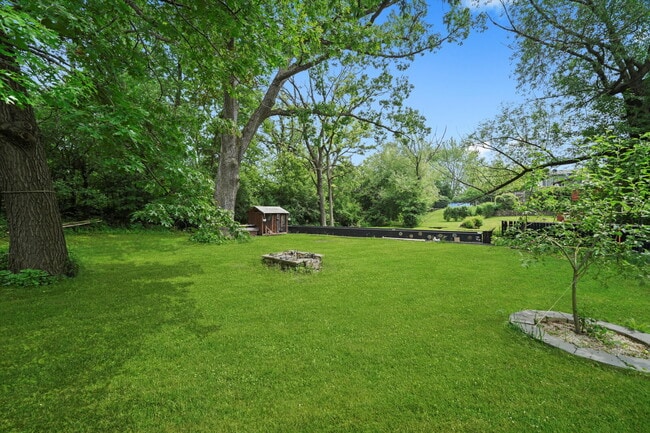 Building Photo - 4-Bed / 2-Bath Nicely Updated Home