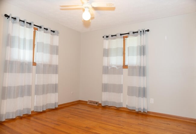 Building Photo - 10976 Shaker Dr